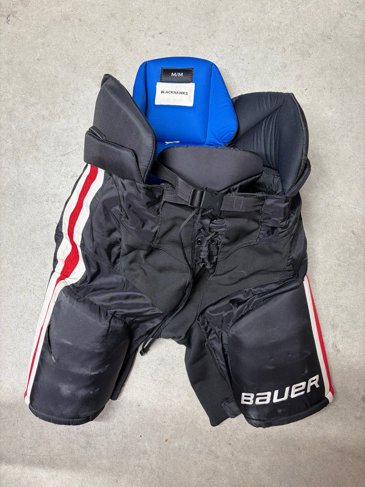 Medium Bauer Custom Pro CHICAGO BLACKHAWKS Hockey Pants (Used)