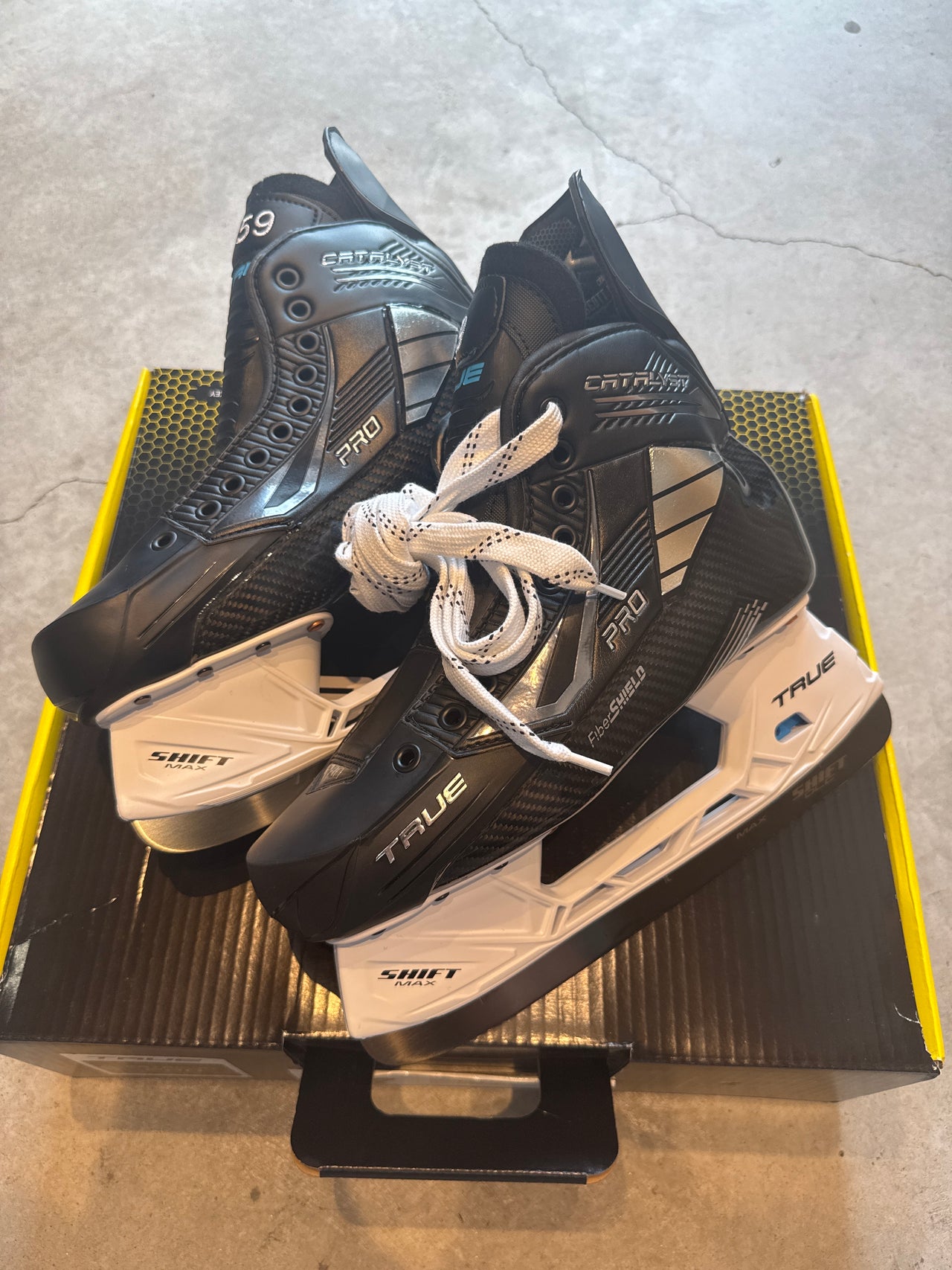 SIZE 9 NEW TYLER BERTUZZI - TORONTO MAPLE LEAFS - HOCKEY SKATES - TRUE - CUSTOM CATALYST PRO - PRO STOCK - 280 HOLDER - REGULAR FIT