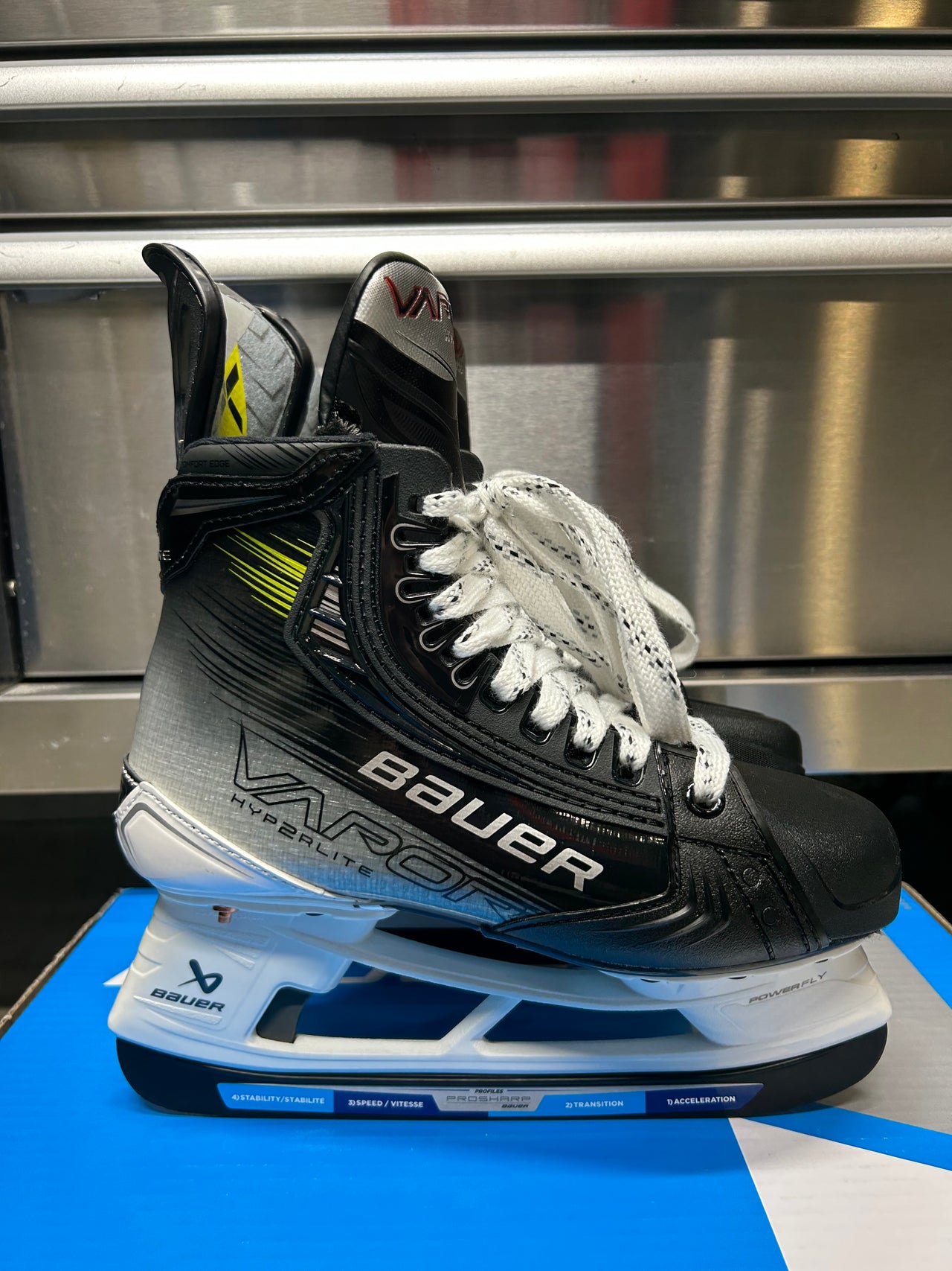 Bauer Hyperlite 2 Skate Size 4 Fit 3 NCAA Pro Stock (New)