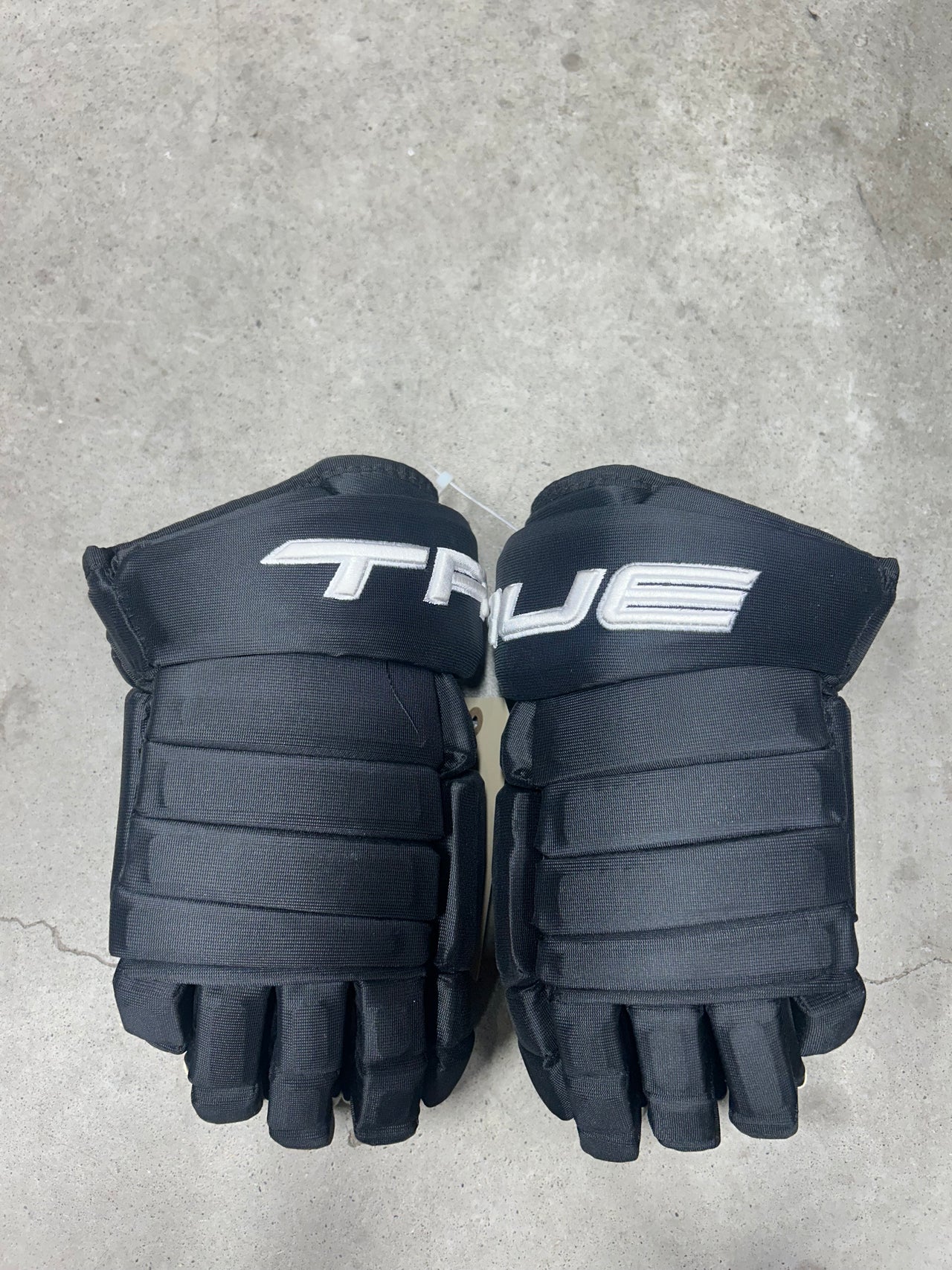 14” True Catalyst 9X Pro Stock Hockey Gloves Dallas Stars ( New )