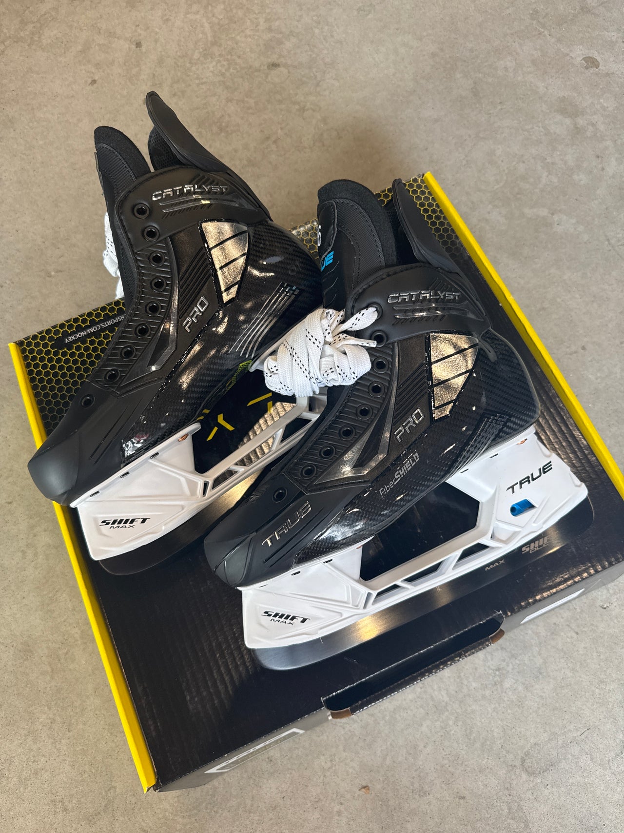 SIZE 7 NEW MITCH MARNER - TORONTO MAPLE LEAFS - HOCKEY SKATES - TRUE - CUSTOM CATALYST PRO - PRO STOCK - 263 HOLDER - REGULAR FIT