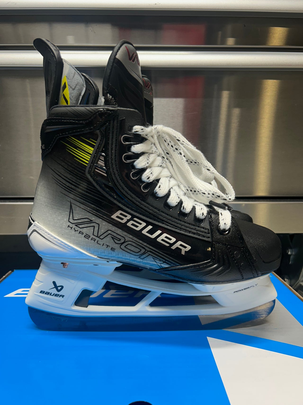 Bauer Hyperlite 2 Skate Size 4 Fit 3 NCAA Pro Stock (New)