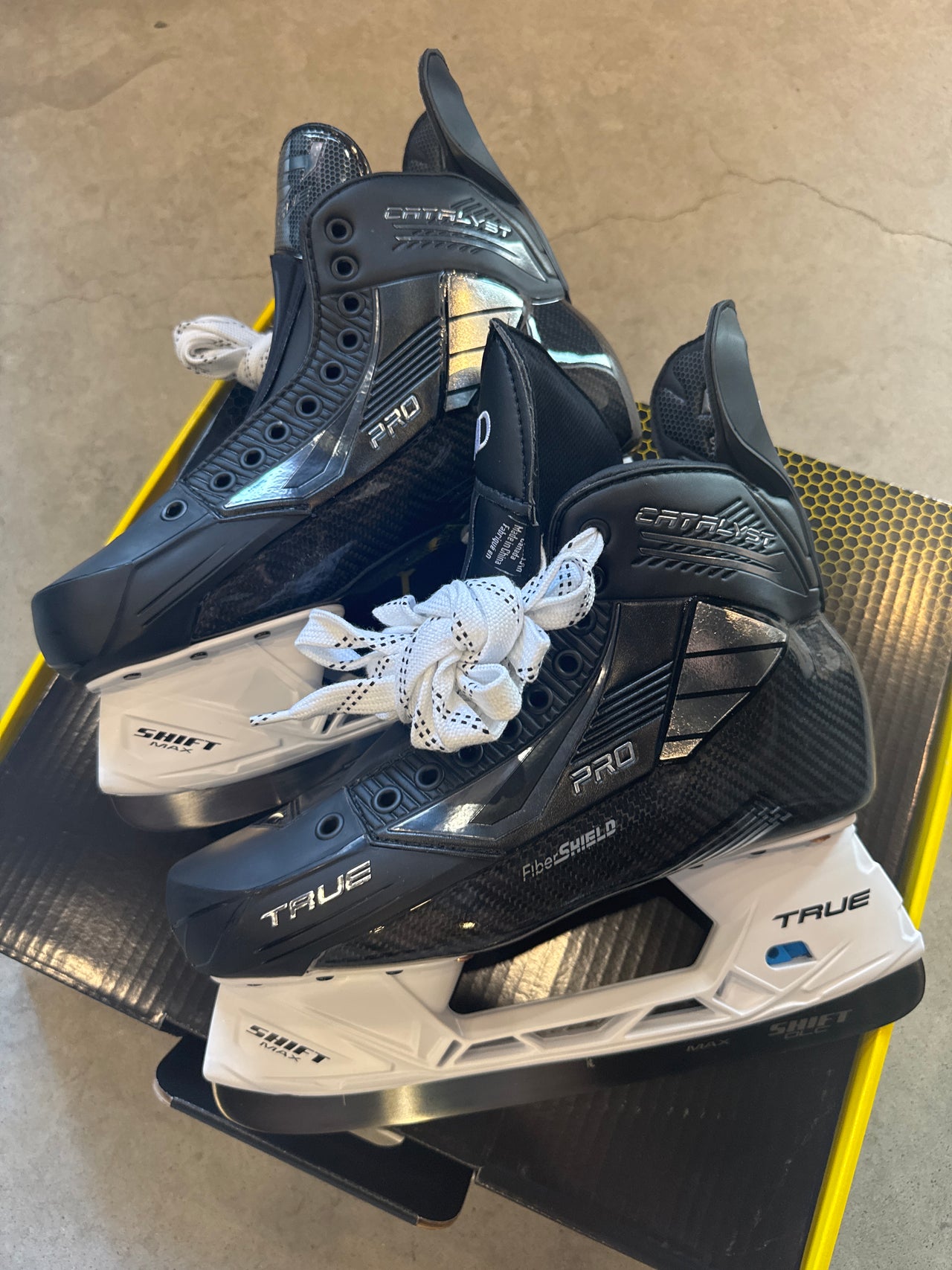 SIZE 9W NEW MATT DUCHENE - DALLAS STARS - HOCKEY SKATES - TRUE - CUSTOM CATALYST PRO - PRO STOCK - 280 HOLDER - WIDE FIT