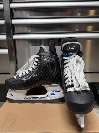 True Catalyst Pro Skate Size 7 Regular Width OHL Pro Stock (New)