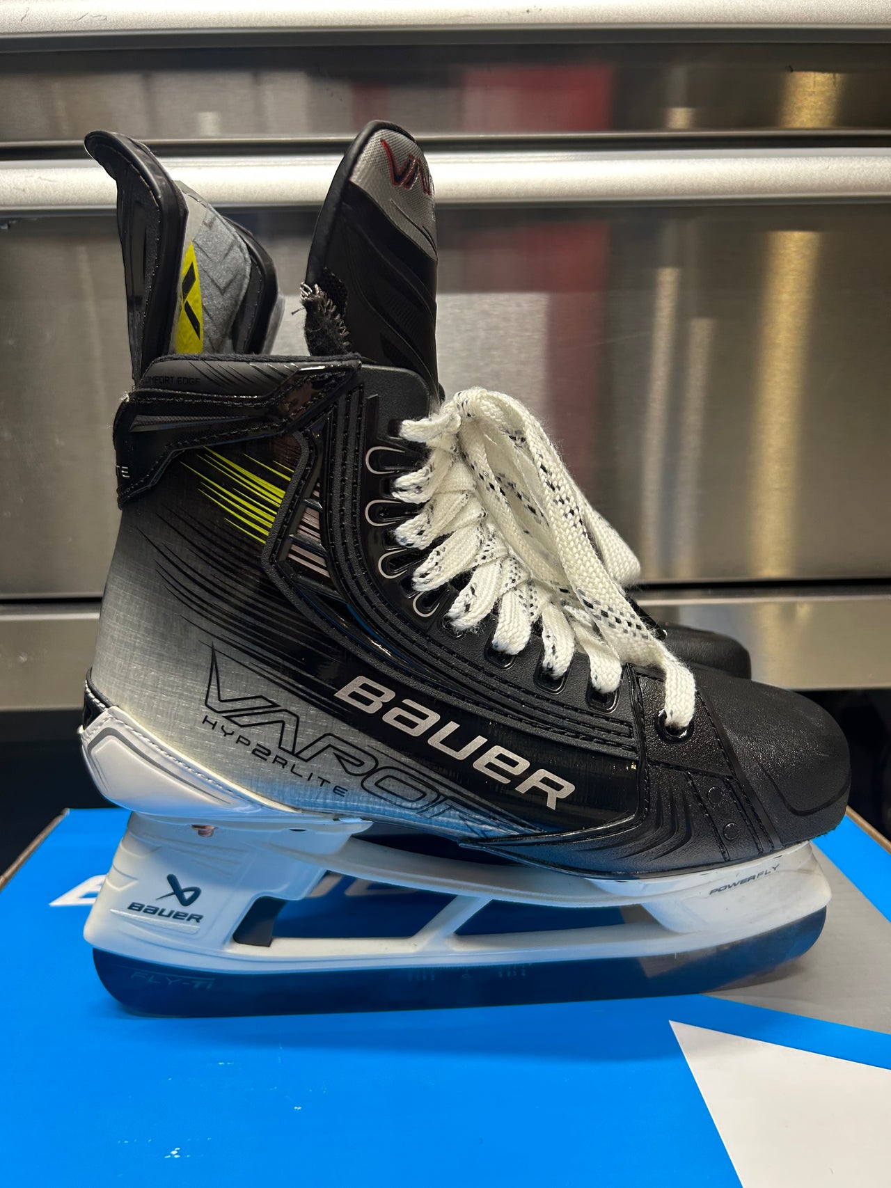 Bauer Hyperlite 2 Skate Size 4 Fit 1 NCAA Pro Stock (New)