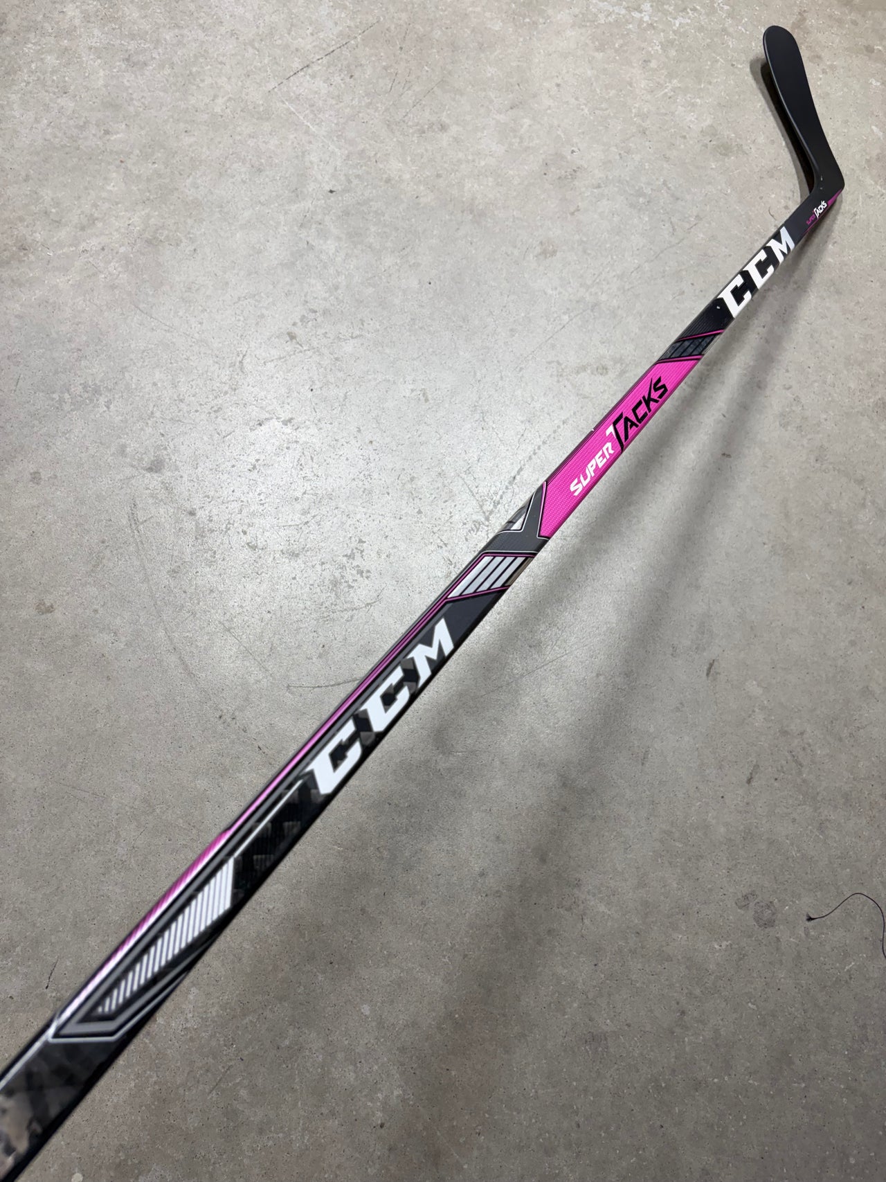 Left Hand 90 Flex P29 CCM Super Tacks (New) Breast Cancer Awareness Pro Stock