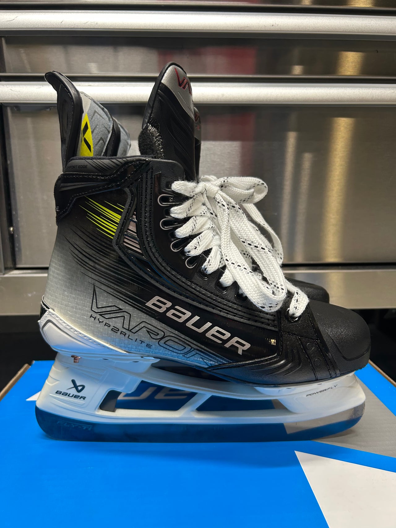 Bauer Hyperlite 2 Skate Size 5 Fit 3 NCAA Pro Stock (New)
