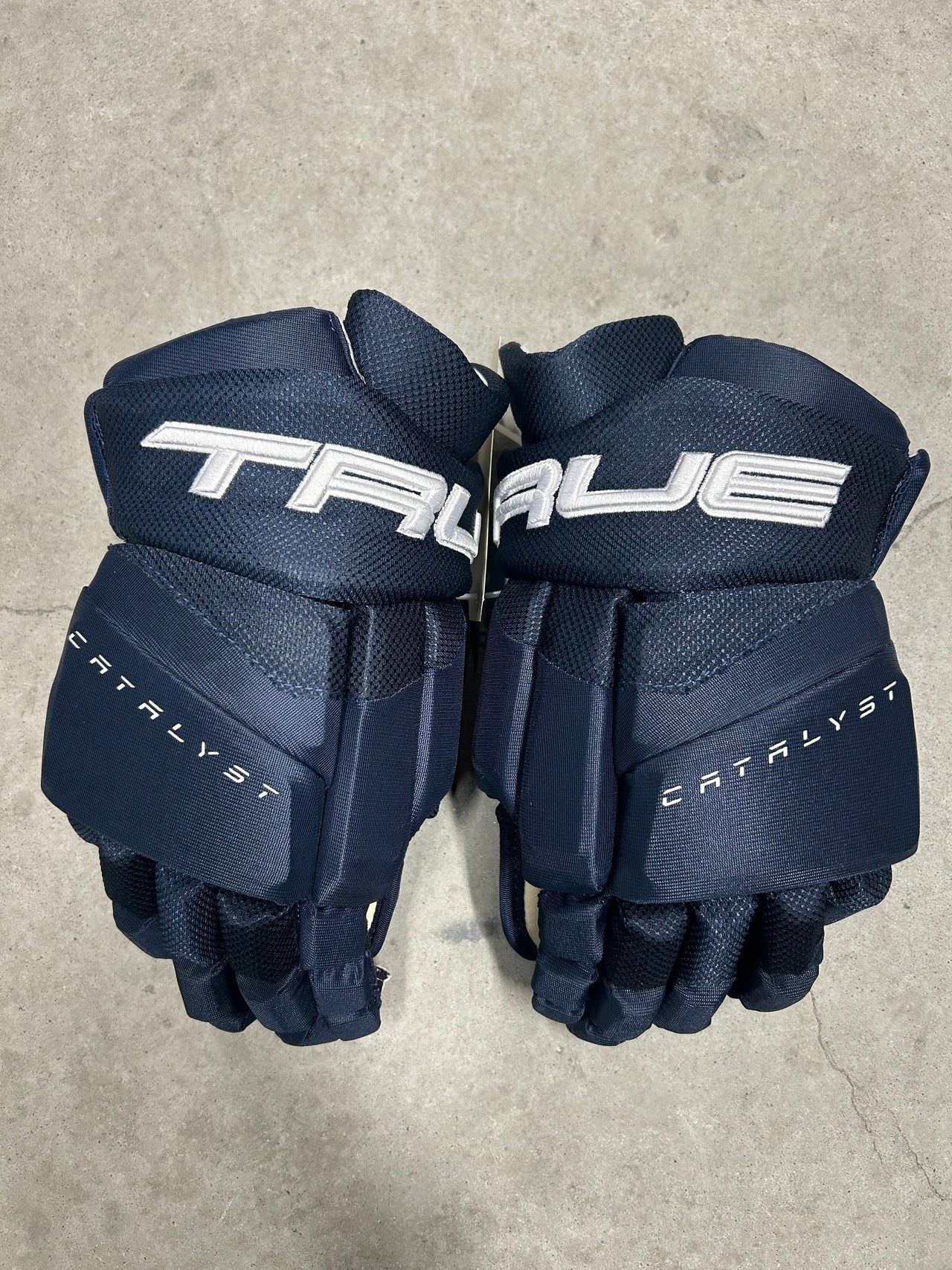 15” True Catalyst 9X Pro Stock Hockey Gloves Winnipeg Jets ￼ (New)