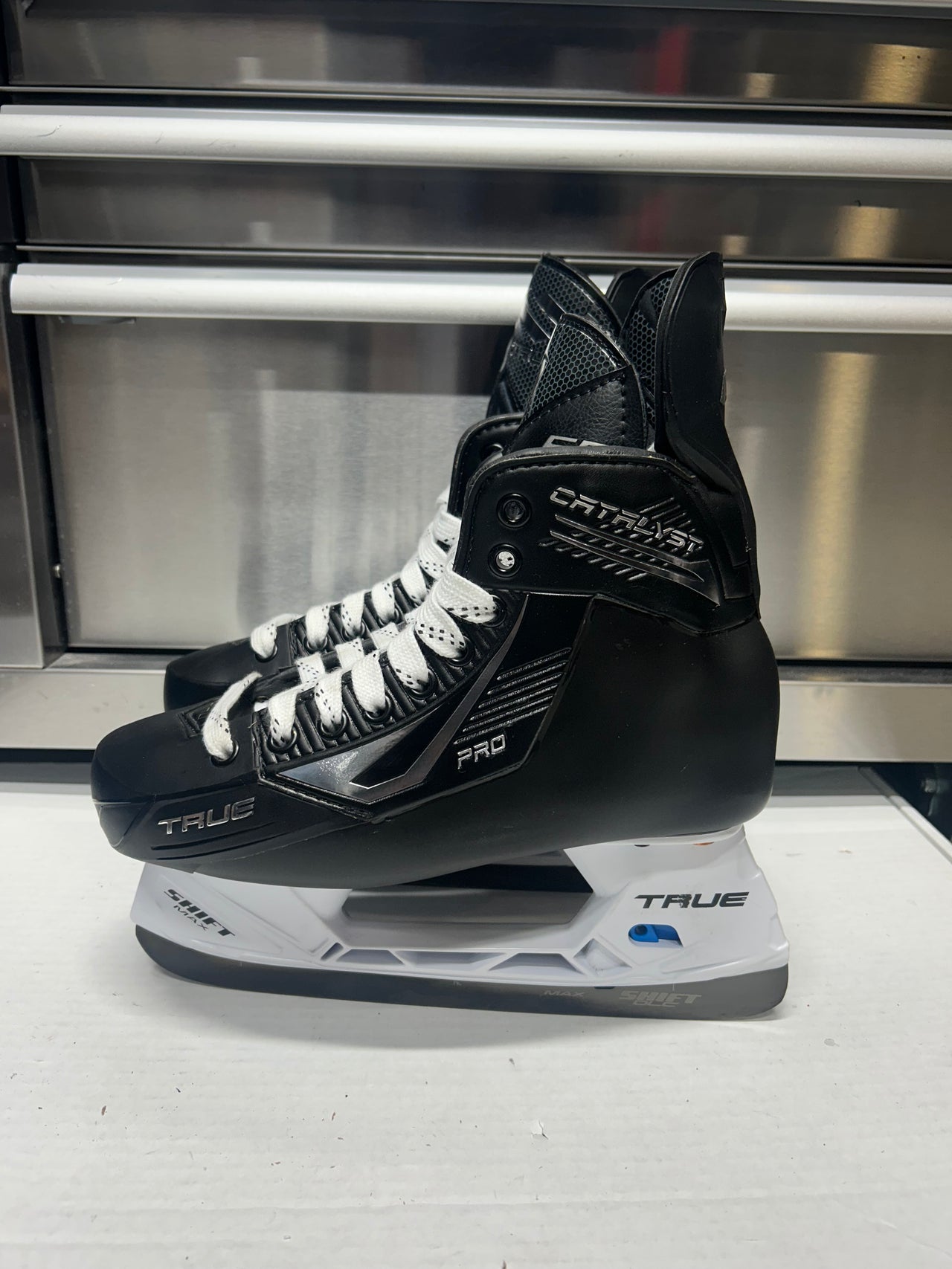 True Catalyst Pro Skate Size 6 Regular Width OHL Pro Stock (New)