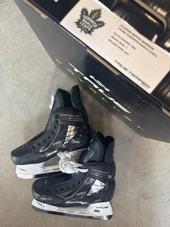 SIZE 7 NEW MITCH MARNER - TORONTO MAPLE LEAFS - HOCKEY SKATES - TRUE - CUSTOM CATALYST PRO - PRO STOCK - 263 HOLDER - REGULAR FIT