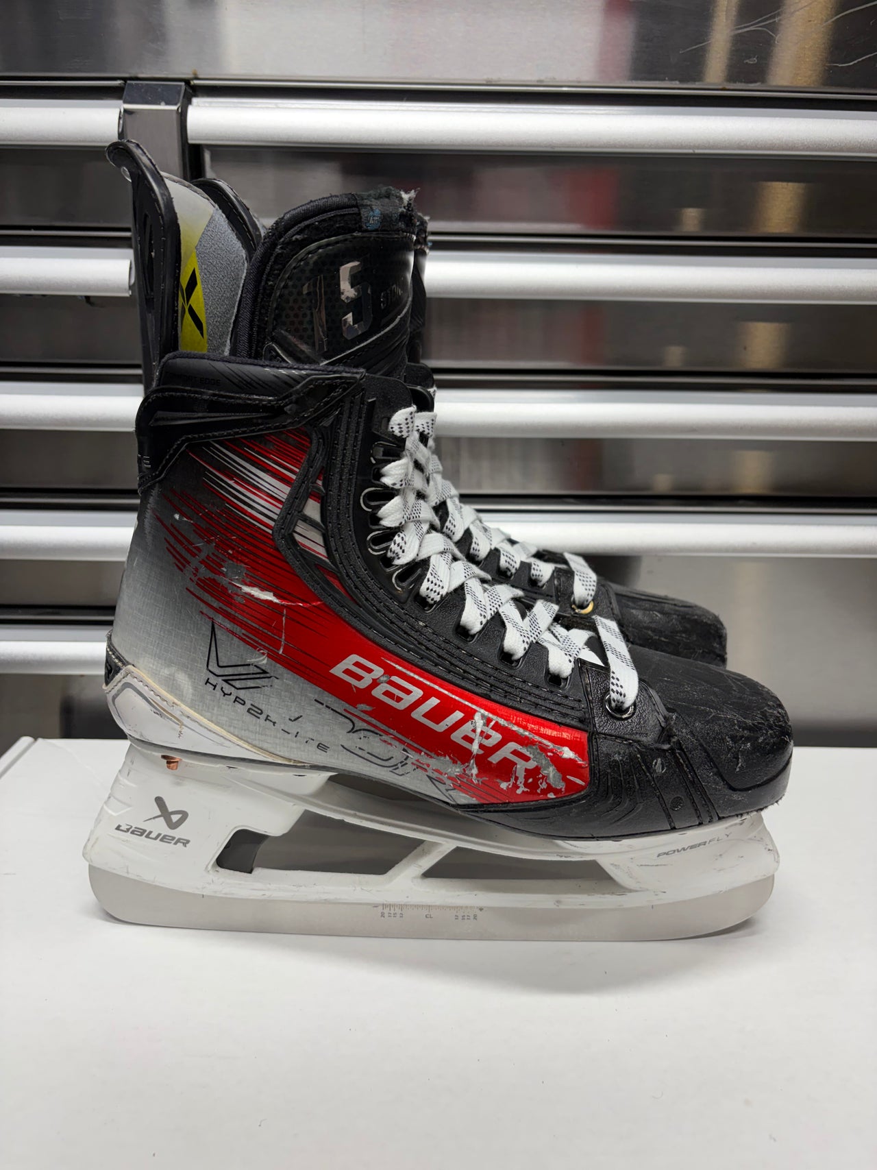 Bauer Hyperlite2 Skate Size 8 FIT 2 (Used) BOSTON UNIVERSITY Pro Stock
