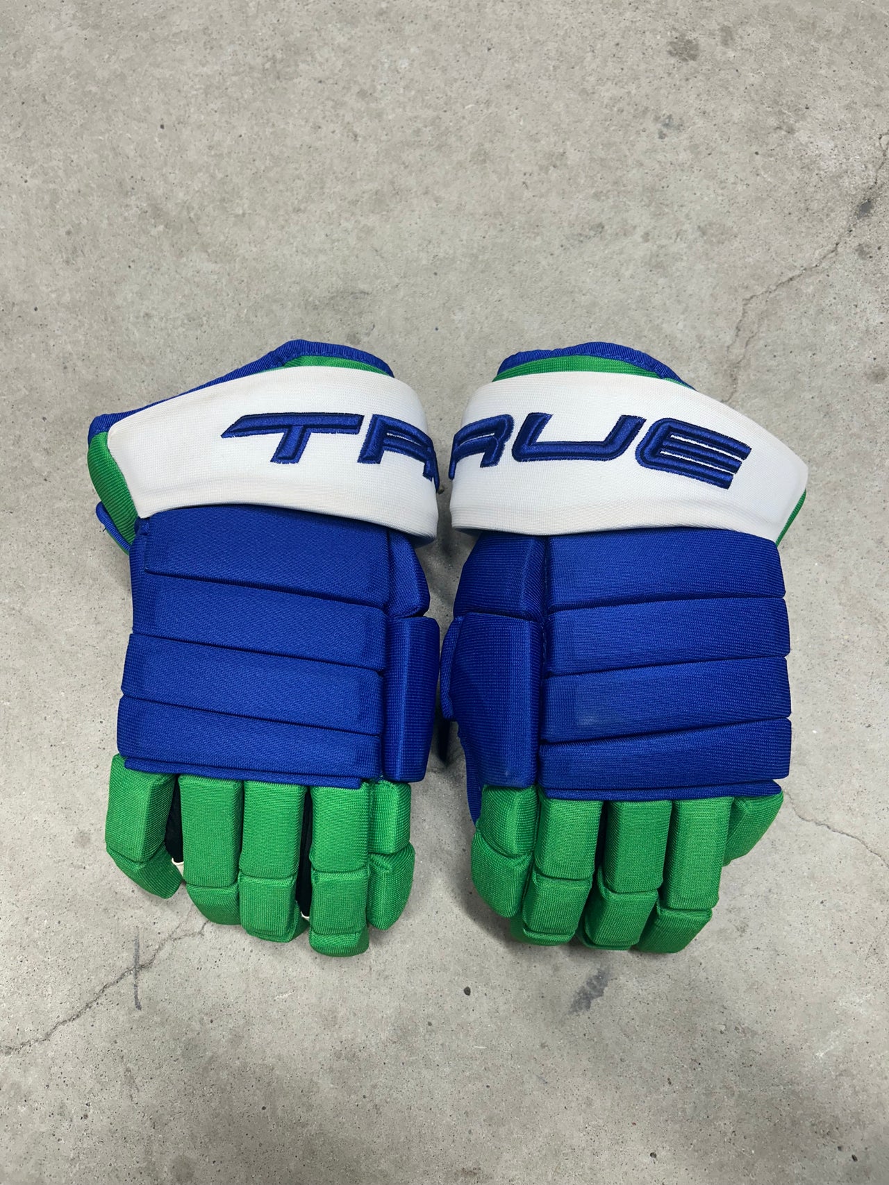 15” True Catalyst 9X Pro Stock Hockey Gloves Vancouver Canucks (New)