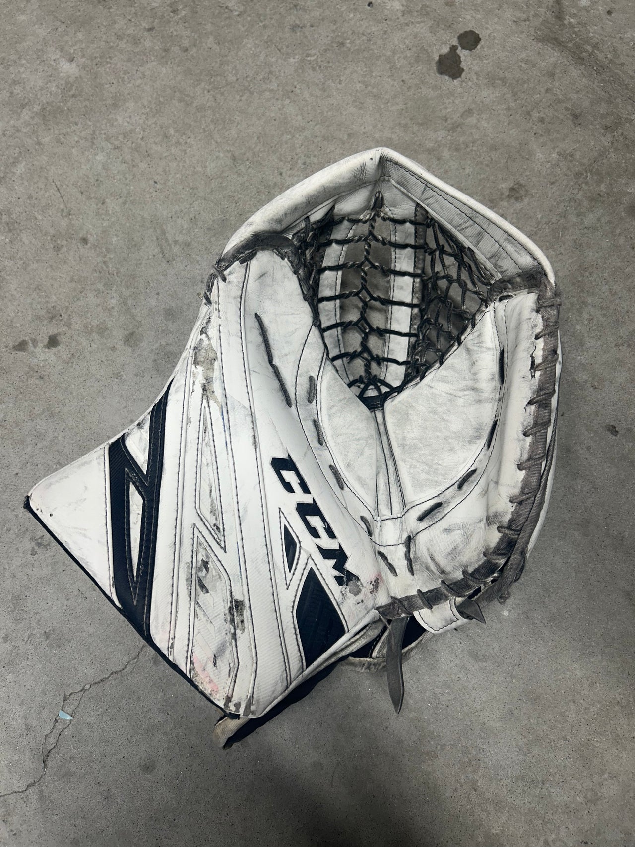 CCM Eflex 4 Goalie Glove LA Kings Pro Stock Used