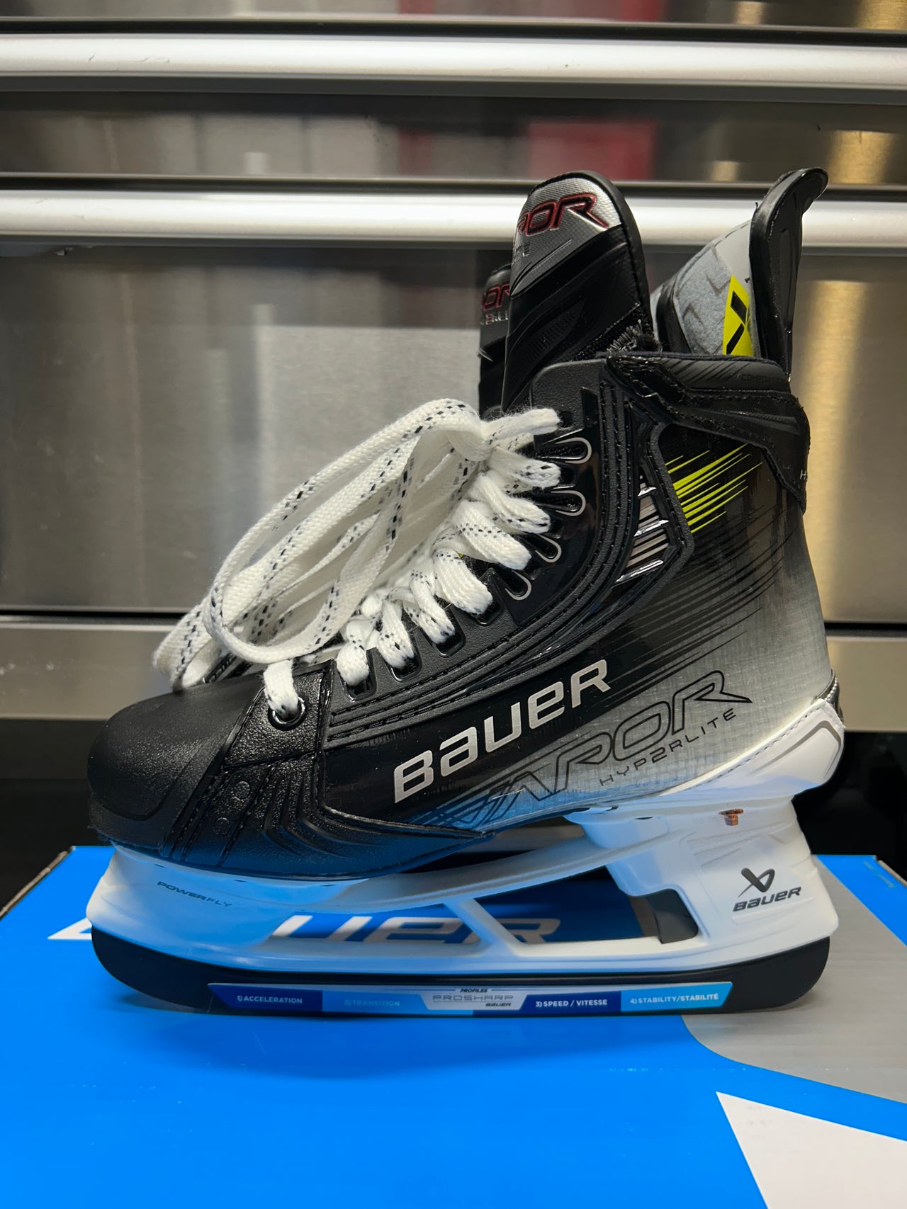 Bauer Hyperlite 2 Skate Size 4 Fit 3 NCAA Pro Stock (New)