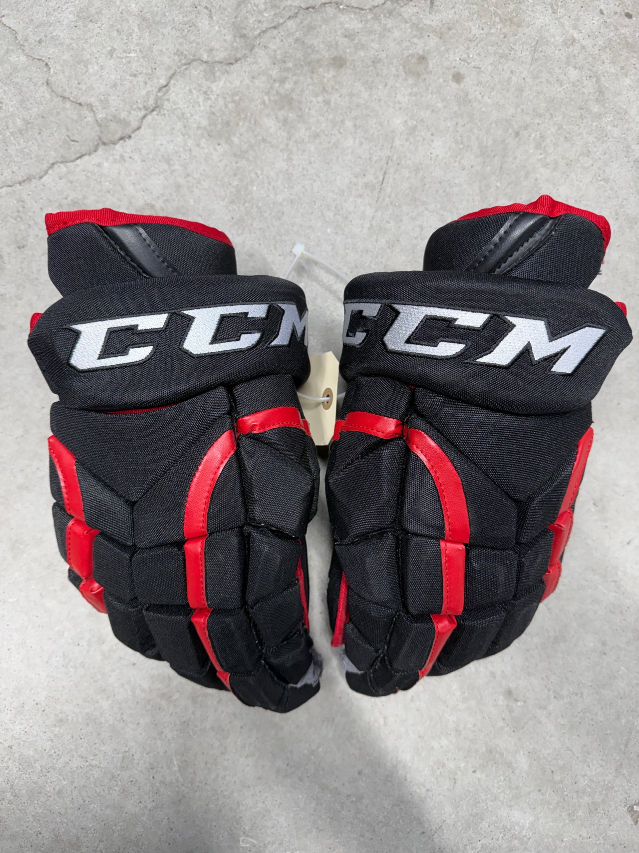 15” CCM HG12XP Chicago Blackhawks Hockey Gloves (Used)
