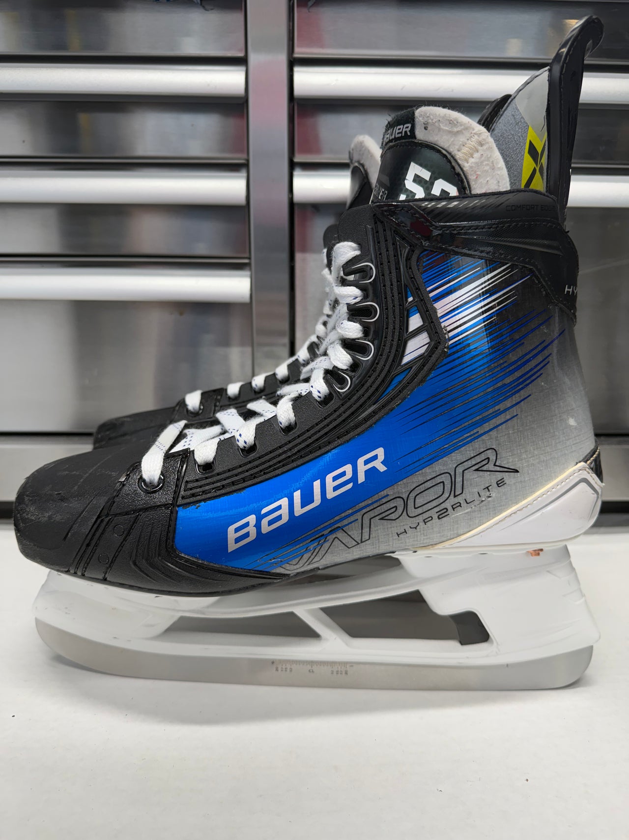 Bauer Hyperlite2 Skate Size 10.5 FIT 1 (Used) Toronto Maple Leafs Pro Stock